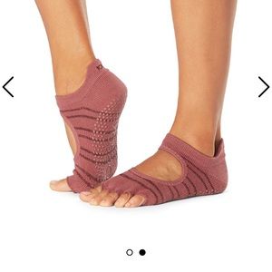 Toesox Half Toe Bellarina Grip Socks Size Medium Dark Pink Barre Pilates EUC